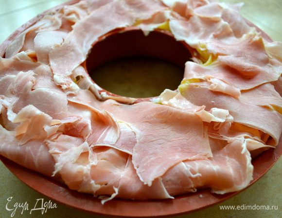 Придавить и выровнять поверхность пасты ложкой. А затем, завернуть свисающие концы ветчины, упаковывая тем самым пасту!...   