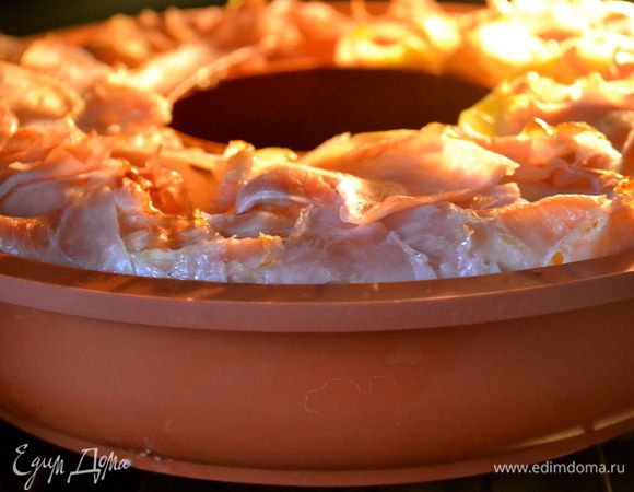 Поставить запекаться в духовку на среднем уровне на 15-18 минут. За это время моцарелла расплавится...  