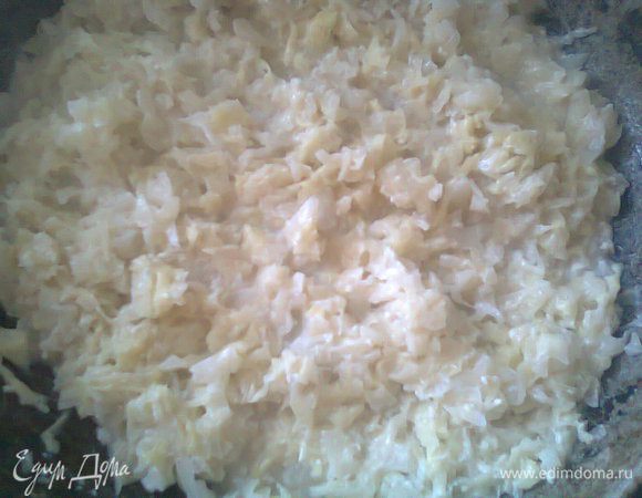 Нашинковать капусту. На сковороду налить раст. масло и выложить капусту, обжарить в течение 2-3 минут, затем влить молоко и тушить до готовности.