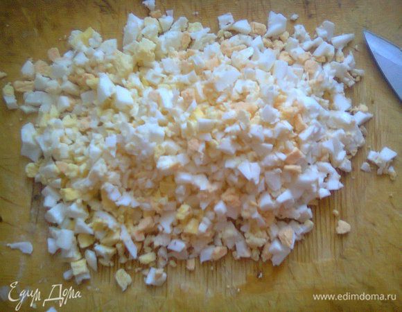 Яйца отварить и мелко покрошить.
