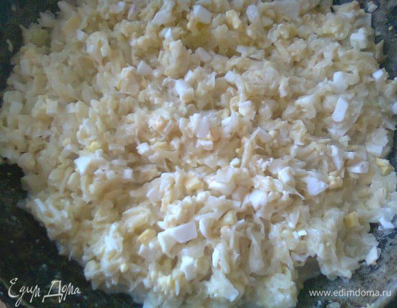 Соединить яйца с капустой. Перемешать. Остудить. 
Начинка готова.