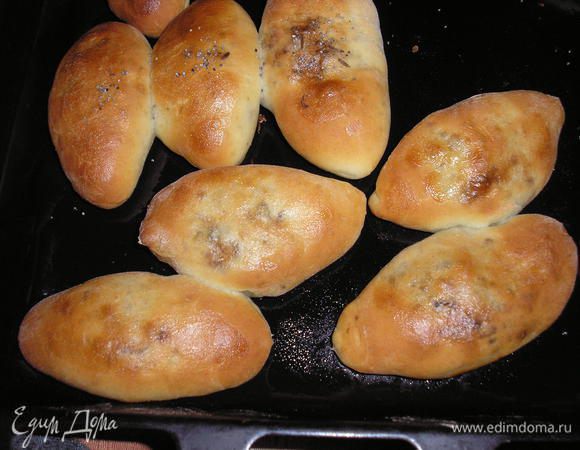 Тесто раскатать и вырезать стаканом кружочки. В середину положить начинку и слепить пирожки. Противень смазать маслом оливковым и поставить в теплое место на 20 минут. Смазать яйцом и выпекать 15-20 минут при температуре 180-200 С.