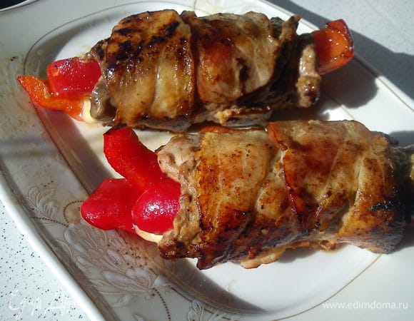 Обжарить рулетики со всех сторон на разогретом масле примерно 10 минут. При жарке нужно часто их поворачивать, чтобы они равномерно прожарились и зарумянились.  