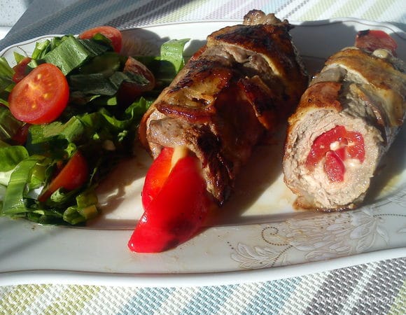 Пока рулетики жарятся, нарезать овощи для салата и приправить его маслом и лимонным соком, посолить. Вытащить из рулетиков зубочистки и можно подавать на стол.