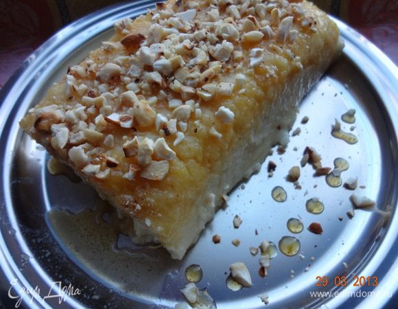 Вынув из камеры, форму перевернуть на блюдо, посыпать любыми рубленными орехами, я взяла кешью, фундук и миндаль, немного поджарила и поколола скалкой. Подавать десерт только холодным, оставшийся нужно убрать в камеру.