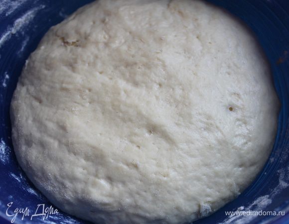 Замесим как обычно тесто. Даем ему постоять 1,5 часа, пока не подымется...