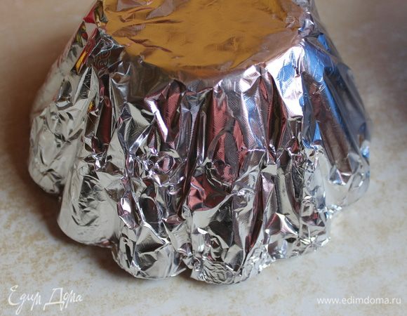 Приготовим пока форму, я брала для кексов, обмотала ее фольгой, и обязательно смазать надо раст. маслом.