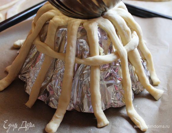 делаем поперечные полоски, через одну надо поднять на верх наши полоски..и вставляем поперечные..