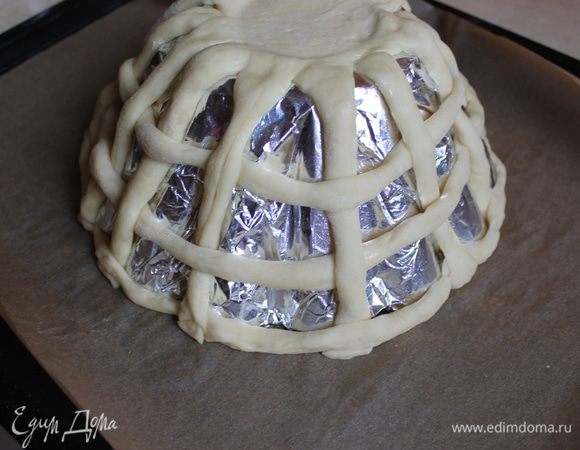 надо было сделать 4 ряда поперечных а я сделала только 3 почему-то.. поэтому корзина получилась немного редковатая... лишнее надо обрезать снизу.. Обмазываем яйцом, смешанным с ложкой молока и немного раст. масла. Сразу ставим выпекать. При 190 гр. примерно 20 минут... до золотистого цвета.