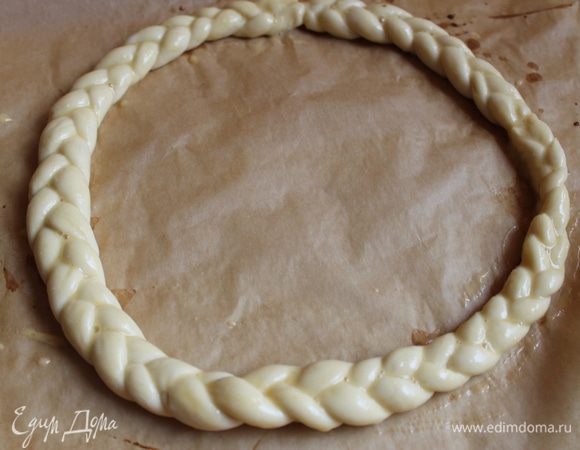 на листе остается след от круга, делаем косичку длиной как раз по этому кругу... Ручку, берем проволоку и замеряем ее, обмотаем ее фольгой и затем тестом.. Выпекаем сразу тоже.. из остатков теста я делала булочки с маком..