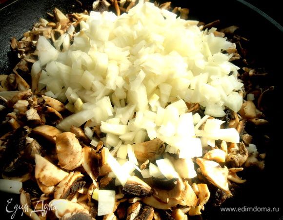 Обжарим всё пару минут,чтобы продукты обменялись соками... Соль, перец по вкусу.