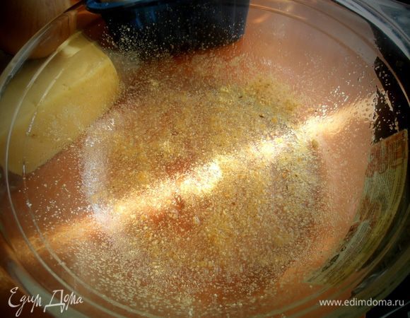 В это время смазываем форму для запекания растительным маслом и немного присыпаем панировочными сухарями.