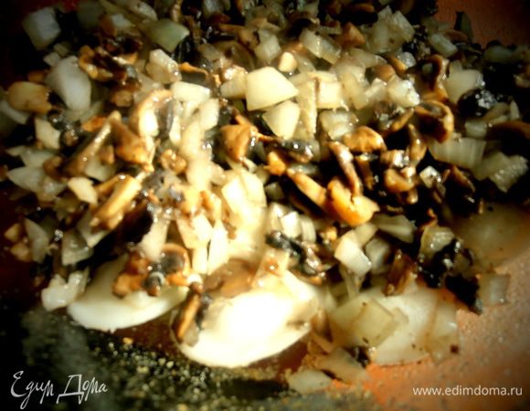 Грибочки потушились и перекладываем их на слой пельменей.