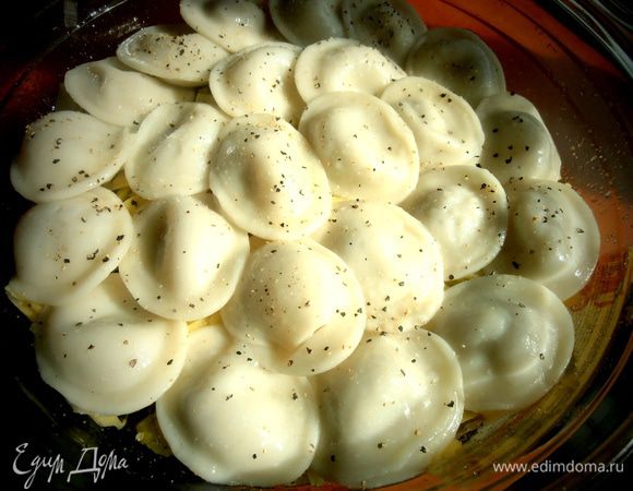 Опять слой пельмешек,который поперчим!