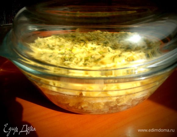 Накрываем крышкой и отправляем в горячую духовку (200*) на 8-10 минут.Все продукты у нас готовые,нужно только их прогреть и объединить.Можно также готовить в микроволновке!