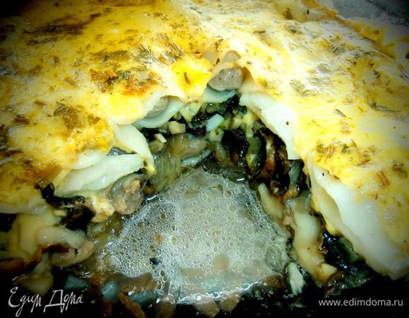 Отделяем лопаткой порции нашей "лазаньи"и приступаем к ужину!!!