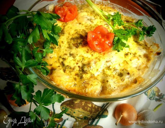 Свежие овощи и зелень не помешают такому сытному,питательному блюду!Для постящихся могу посоветовать использовать отварные макароны вместо пельменей и запечь с соевым сыром))