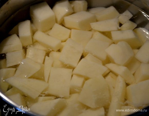 Сварить картофель в соленой воде. Слить воду,