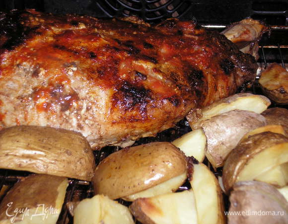 В разогретую духовку поставить курицу и картофель. Запекать 30 минут при температуре 200 С.
