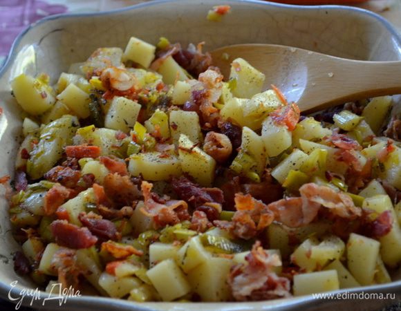 Как жидкость слегка уварится добавить картофель, бекон. Посолить и поперчить и подать к столу теплым. Приятного аппетита.