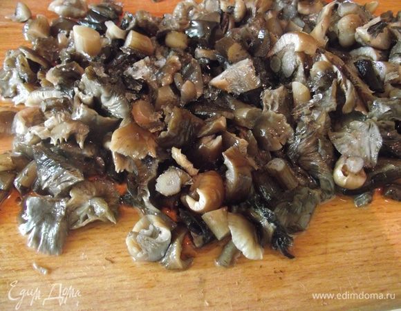 Овощи отвариваем до готовности. Остужаем.
Нарезаем мелко лук и обжариваем, добавляем грибы, солим и перчим по вкусу. Жарим до готовности. Подойдут любые грибы.