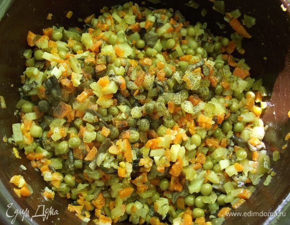 Грибы, овощи и горошек соединяем, солим, перчим по вкусу.
Заправляем постным майонезом и посыпаем зеленью.