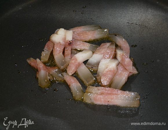 1. Бекон и ветчину нарезаем соломкой. В сковороде разогреваем масло и обжариваем в нем ветчину и бекон. Удаляем мякоть из томатов, нарезаем соломкой и обжариваем вместе с ветчиной. 