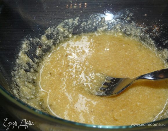 2. Добавляем чеснок, белое вино, сливки, тертый сыр и тушим соус до загустения. Перед тем, как снять с плиты, добавляем в соус желток и хорошо перемешиваем.