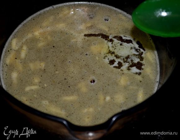 Для глазури соединить все ингредиенты в небольшой емкости. Поставить на плиту и кипятит помешивая примерно 20 мин.