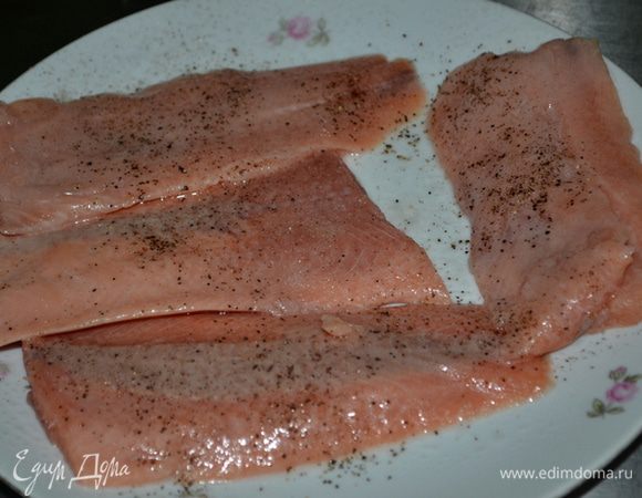 Филе семги посолить и поперчить,кисточкой смазать оливковым маслом.Затем смазать в глазури.