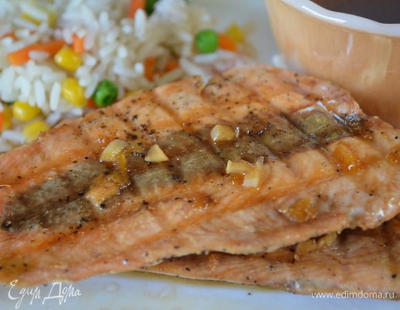 Готовим на гриле, то 4 мин. сторона. Если в духовке, при тем-ре 200 гр. примерно 15 мин.
Перед подачей опять смажем глазурью и подаем с гарниром. Приятного аппетита.