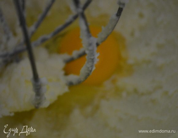 Миксером  смешать сахар и сливочное масло, примерно 3 мин., взбивая до пышности. Добавить затем по одному яйцу за раз, после каждого раза хорошо перемешивая. После добавим ванильный экстракт, перемешаем.