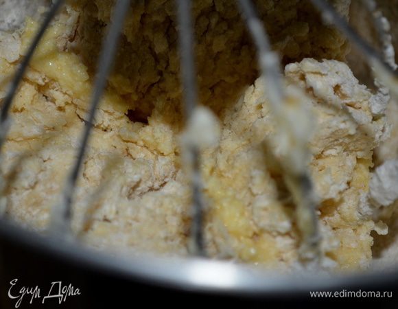 Добавим сухие ингредиенты приготовленные,затем сметану и кефир.Не усердствуем при замесе.