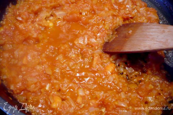 Готовим томатный соус. Помидоры кладем в кипяток буквально на две минуты и снимаем кожицу. Режем на небольшие кубики. Лук режем мелко. Обжариваем лук в оливковом масле пару минут, постоянно помешивая так, чтобы он не приобрел коричневого цвета, добавляем помидоры, томатную пасту и вливаем 125 мл горячей воды. Тушим 10 минут на среднем огне, время от времени помешивая. Вливаем еще 125 мл воды, солим и перчим по вкусу, перемешиваем.