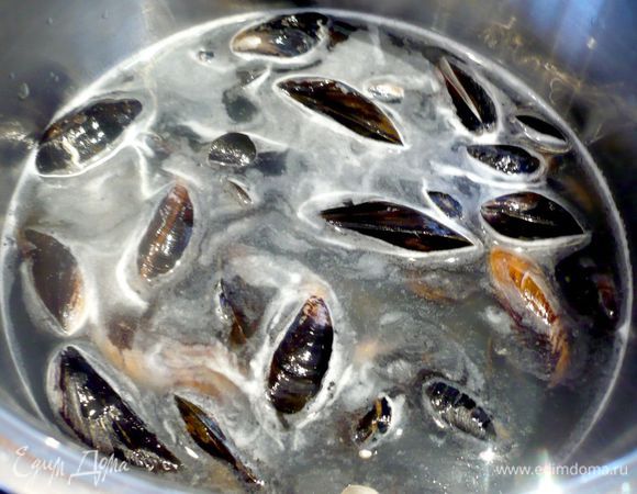 В сотейник укладываем мидии и заливаем их вином, ставим на огонь и варим минуты три. Извлекаем мидии и укладываем их в форму. 