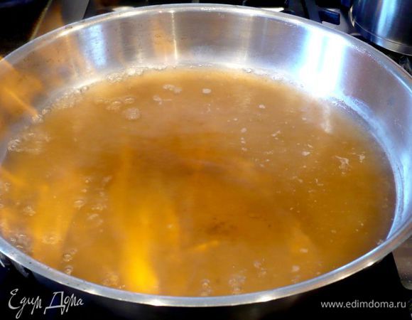 Вино выливаем в металлическую нержавеющую сковороду и вливаем бренди. Ждем, пока смесь закипит, и поджигаем ее. Даем погореть и, когда огонь погаснет (это произойдет минуты через три), снимаем с плиты и выливаем смесь в форму. 