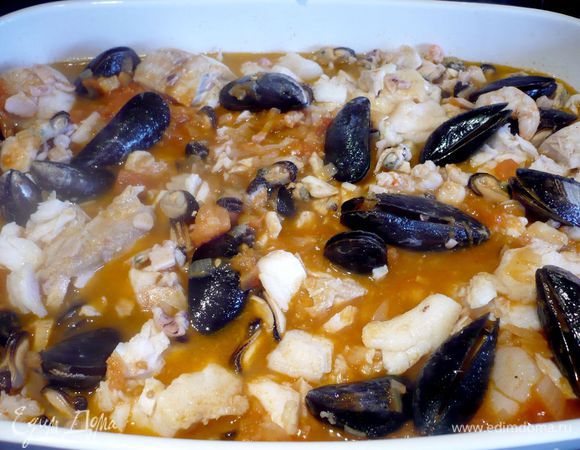 Сверху выкладываем томатный соус, накрываем фольгой и отправляем в духовку на 20 минут. Рубим зелень.