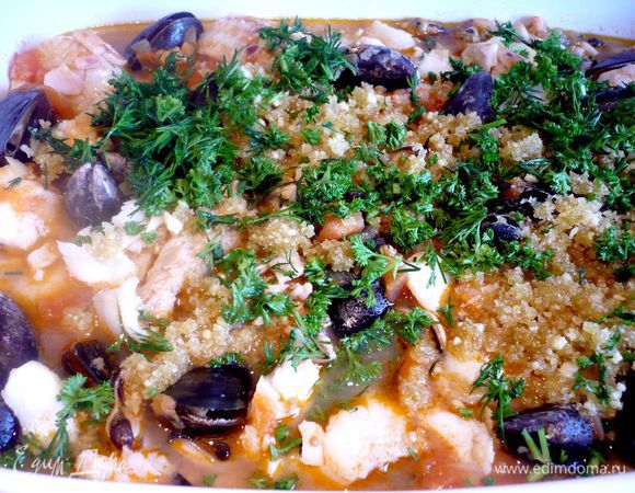 Вмешиваем осторожно, чтобы не повредить рыбу и гребешки, чесночно-хлебный соус, поливаем соком лимона и посыпаем зеленью. Закрываем фольгой и ставим в духовку еще на 10 минут. 