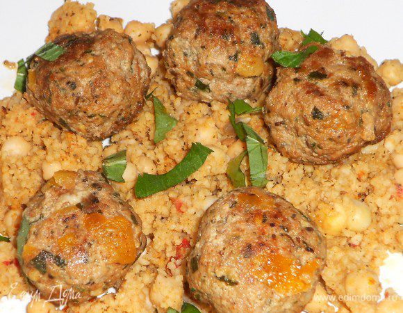 Подавать немедленно с кускусом (или рисом), посыпав листочками мяты. (Здесь лучше виден нут.)