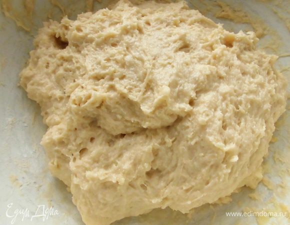 Подогрейте молоко. Нужно, чтобы оно было теплым, но ни в коем случае не горячим! Муку просейте, добавьте дрожжи, соль, 2 вида сахара, 1,5 яйца и замесите тесто. Добавьте сливочное масло и вымесите еще раз. Тесто получается очень мягким, липнет к рукам. Оставьте его в теплом месте на 40–50 минут.