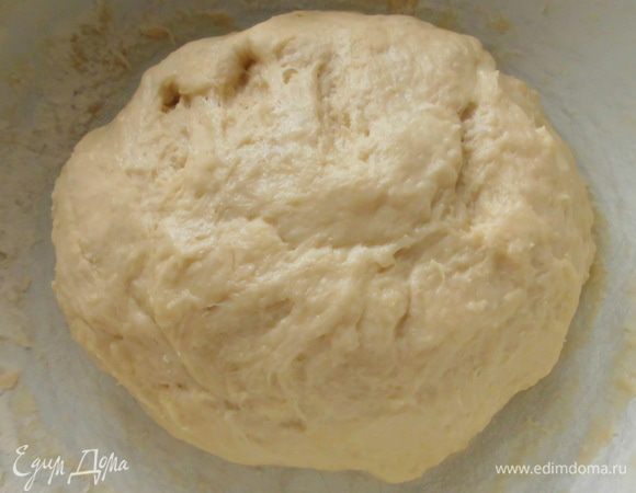 Поскольку тесто было очень мягким, оно практически не поднялось, поэтому я добавила еще муки (80 г), тщательно вымесила и оставила еще где-то на час. Думаю, нужно было при первом же замесе добавить больше муки! Тогда оно бы сразу поднялось как надо.