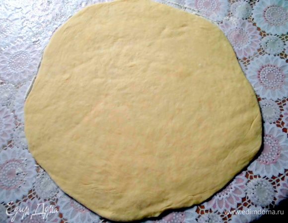 Тесто разделите на 2 части. Каждую из них раскатайте в круг диаметром 30 см.