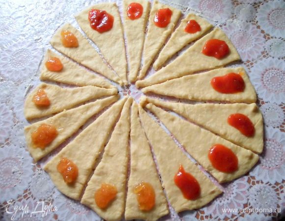 Выложите начинку. На фото абрикосовый джем и лимонный мармелад. Еще я использовала апельсиновый мармелад и яблочное повидло.