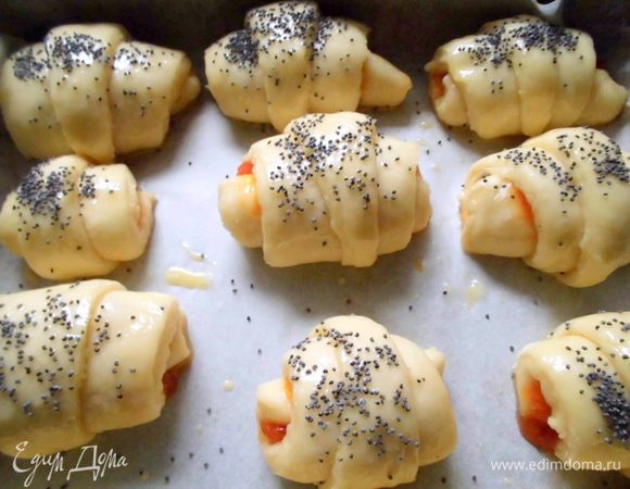 Духовку разогрейте до 200°C. Подошедшие рогалики смажьте оставшимся яйцом (я еще добавила немного молока) и посыпала маком. Выпекайте 20–25 минут.