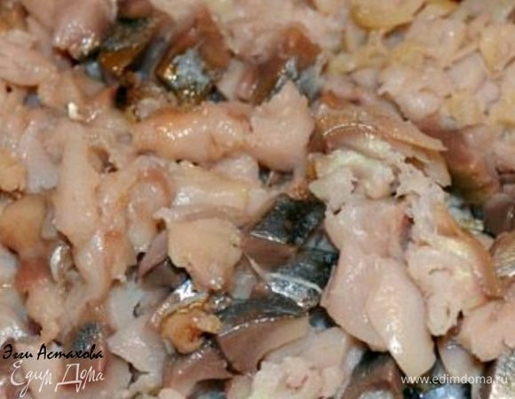 Теперь сам салат: скумбрию чищу, удаляю все косточки и нарезаю мелко. 