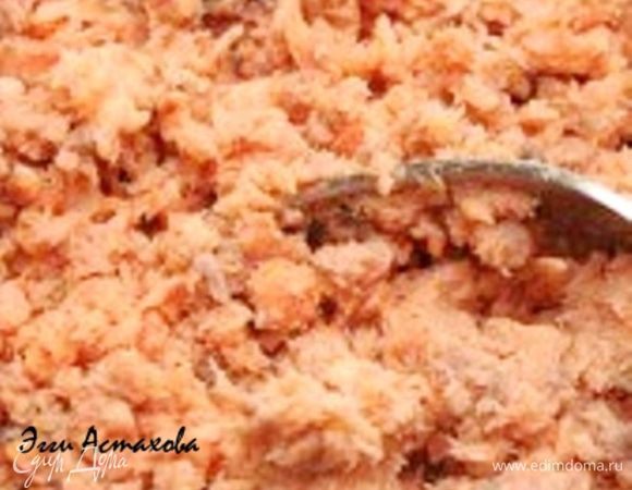 Консервированную рыбу вилкой раздавливаю.