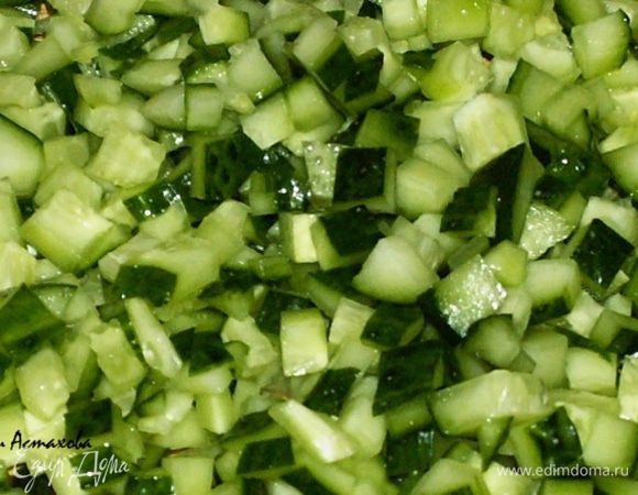 Мелко нарезаю свежие огурцы.