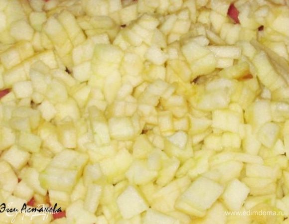 Мелко нарезаю яблоко, очищенное от кожицы. 