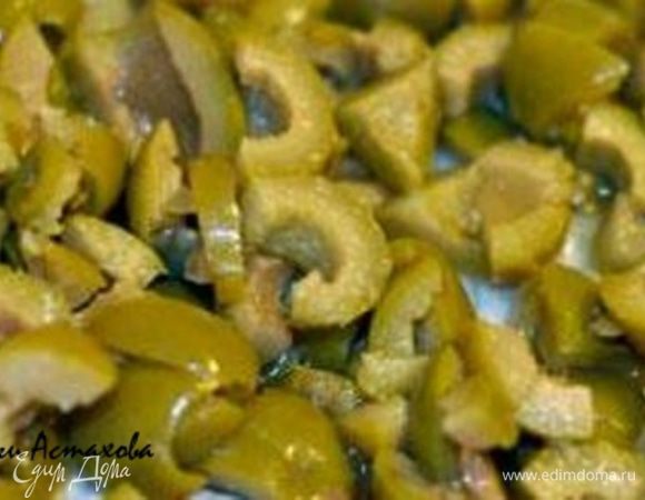 Нарезаю оливки. 