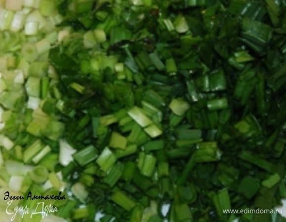 Мелко измельчаю зелень и зеленый лук. 